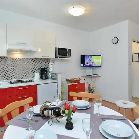 Spacious With Garden Apartment Poreč