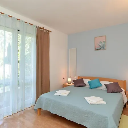 Apartment Spacious With Garden Poreč