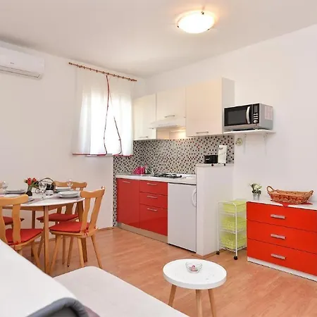 Spacious With Garden Apartment Poreč