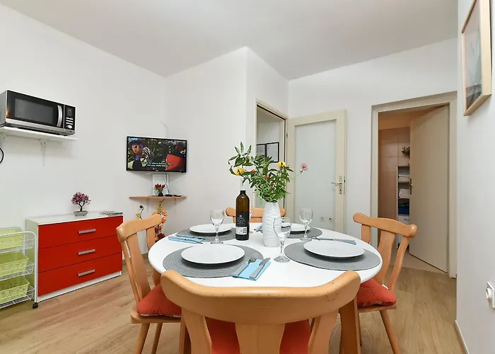 شقة Spacious With Garden *