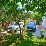 Spacious With Garden 포레치