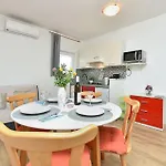Spacious With Garden 아파트
