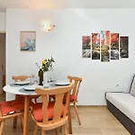 Spacious With Garden 아파트