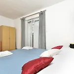 Spacious With Garden 아파트 포레치