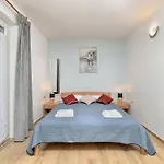 Spacious With Garden Porec
