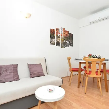 Apartmán Spacious With Garden