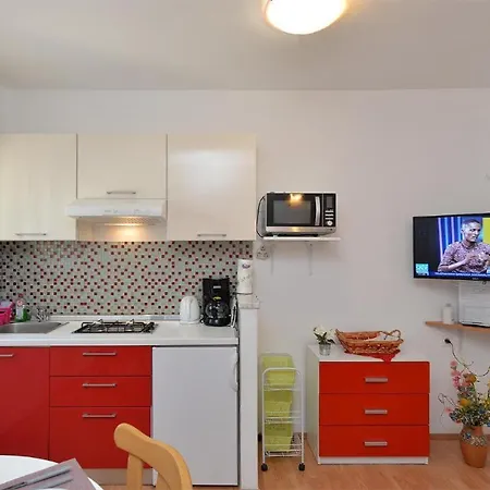 Spacious With Garden Apartman