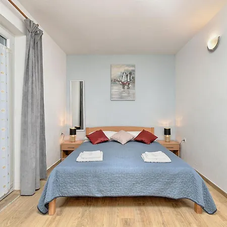 Spacious With Garden Poreč