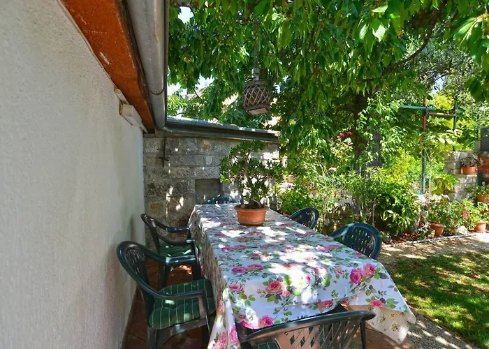 Spacious With Garden Apartamento Poreč