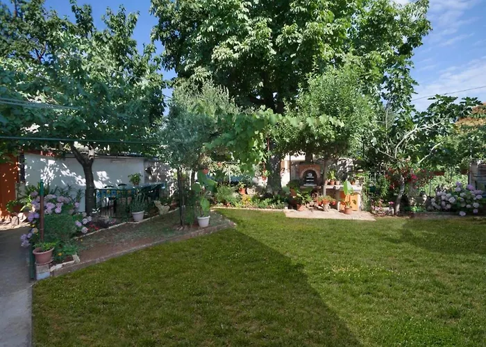 Spacious With Garden Apartamento Poreč