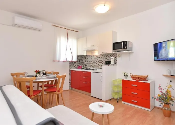 Spacious With Garden Apartamento Poreč