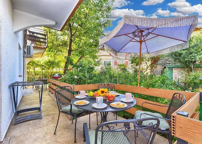 Spacious With Garden Poreč