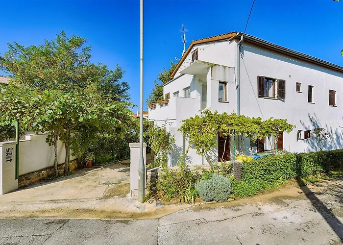 Spacious With Garden Poreč